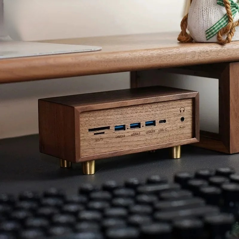 Postazione di Lavoro Creativa  - Desk Setup Black And Wood recensione e prezzo