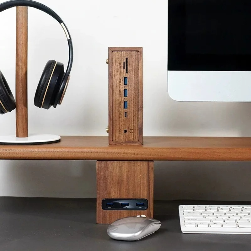 Postazione di Lavoro Creativa  - Desk Setup Black And Wood recensione e prezzo