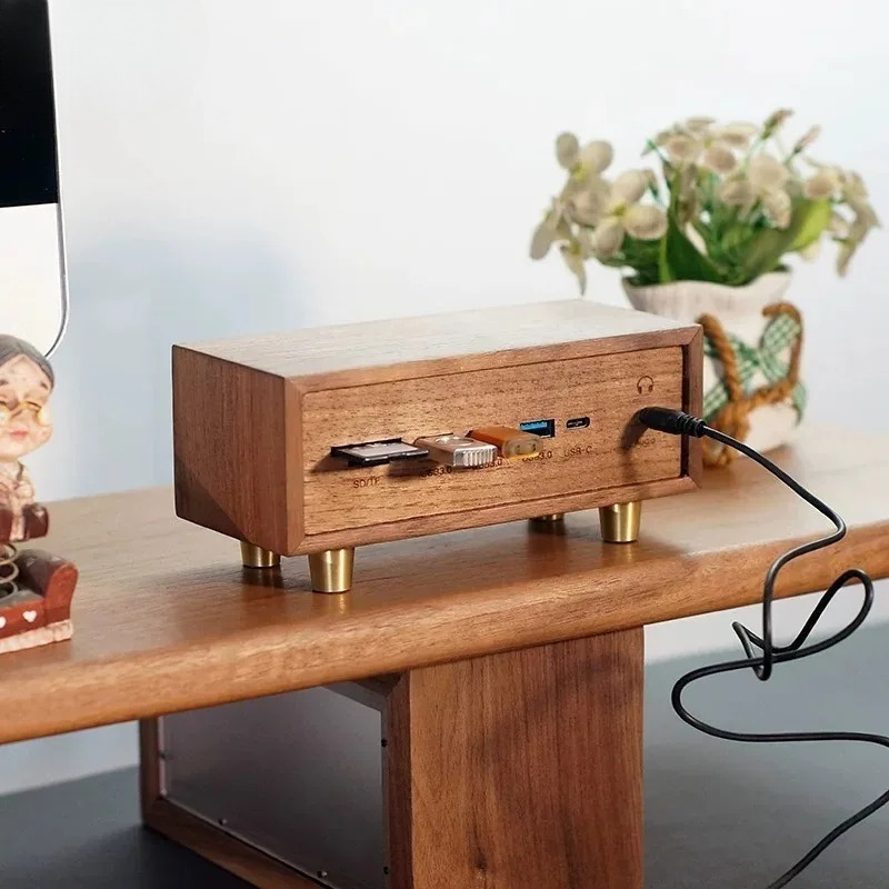 Postazione di Lavoro Creativa  - Desk Setup Black And Wood recensione e prezzo